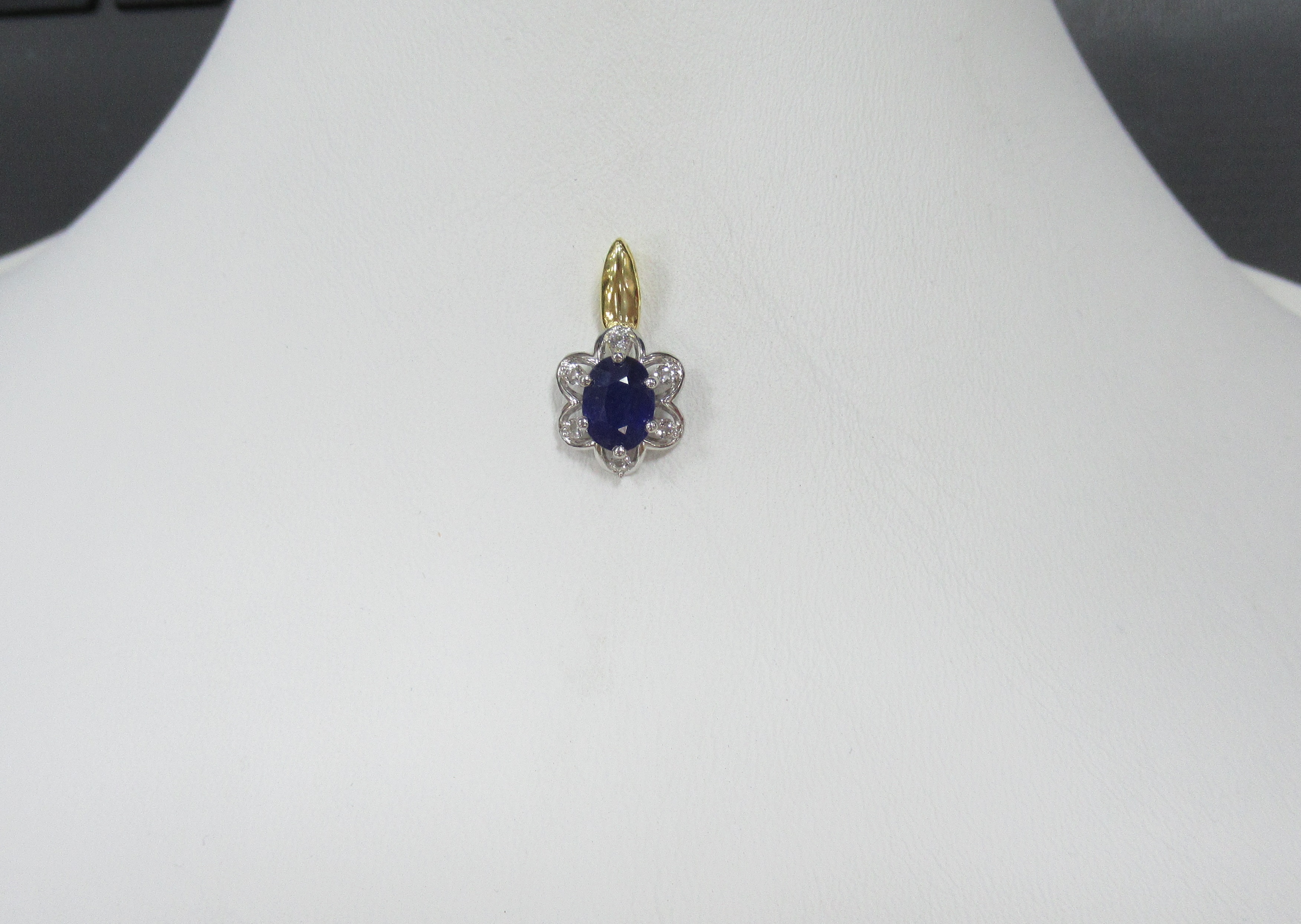 Серебряная подвеска с сапфиром "Цветок"